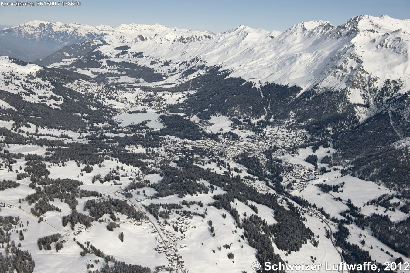 Lenzerheide, Blick nordwärts zum Heidsee (Position 2'761'589.37, 1'178'706.24) und Valbella, weiter im Norden: Parpan. Blick rechts in die Skigebiete des Aroser- und Parpaner Rothorn.
